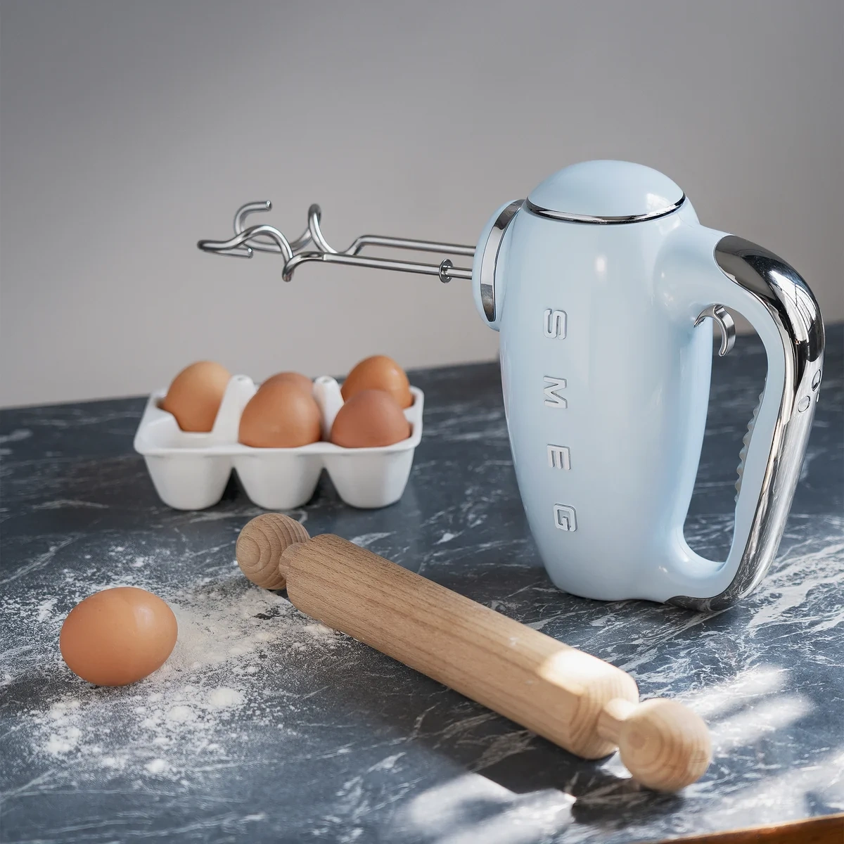 همزن دستی اسمگ smeg مدلHMF01 آبی پاستیلی